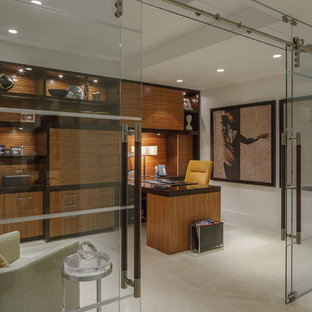 Inspiration för stora moderna arbetsrum, med vita väggar, kalkstensgolv och ett inbyggt skrivbord