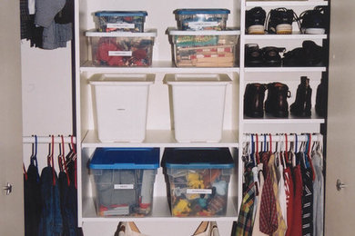 Transitional closet photo in Vancouver