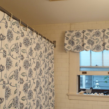Bathroom makeover in blue and white
