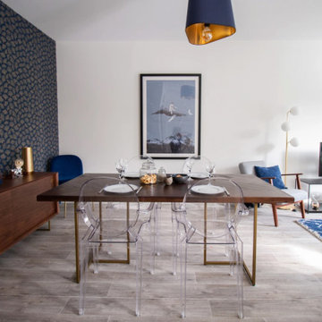 Salle à manger chic et moderne, mixant le bois massif et la transparence.