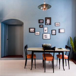 カリアリの中サイズのコンテンポラリースタイルのLDKの画像 (青い壁、磁器タイルの床)