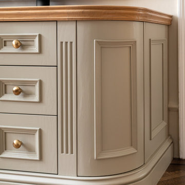 PERIOD-STYLE HOME OFFICE AND LIBRARY
