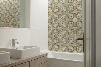Mittelgroßes Klassisches Badezimmer mit flächenbündigen Schrankfronten, hellen Holzschränken, Einbaubadewanne, Duschnische, Wandtoilette mit Spülkasten, Zementfliesen und Aufsatzwaschbecken in Köln