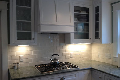 Kitchen - traditional kitchen idea in Chicago