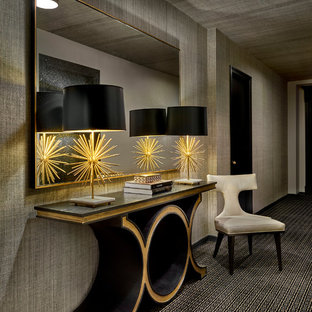 Ejemplo de distribuidor papel pintado y beige, contemporáneo, de tamaño medio, papel pintado, con paredes metalizadas, suelo de madera clara, puerta negra, suelo beige y papel pintado