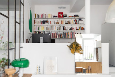 This is an example of a modern home office in Paris.
