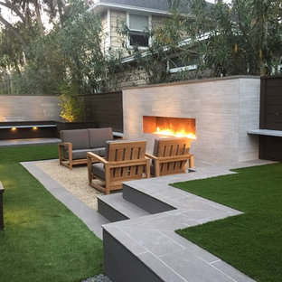 ジャクソンビルの小さいモダンスタイルのおしゃれな裏庭のテラス (日よけなし、噴水、真砂土舗装) の写真