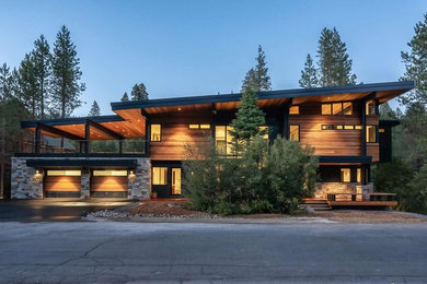 Example of a mountain style exterior home design in Sacramento