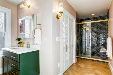 Источник вдохновения для домашнего уюта: большая главная ванная комната со стиральной машиной в современном стиле с фасадами с утопленной филенкой, зелеными фасадами, душем в нише, бежевыми стенами, полом из винила, монолитной раковиной, столешницей из искусственного кварца, коричневым полом, душем с раздвижными дверями, желтой столешницей, тумбой под одну раковину и встроенной тумбой