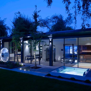 ロンドンの中サイズのコンテンポラリースタイルのおしゃれな多目的ジム (白い壁、淡色無垢フローリング、ベージュの床) の写真