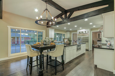Kitchen - traditional kitchen idea in Phoenix