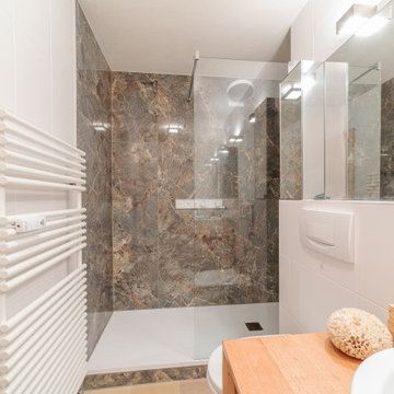 Raumwunder Bad mit eleganter Marmordusche