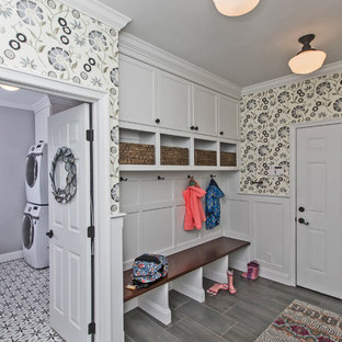 Ejemplo de vestíbulo posterior bohemio, de tamaño medio, con paredes multicolor, puerta simple, puerta blanca, suelo gris y suelo de baldosas de cerámica