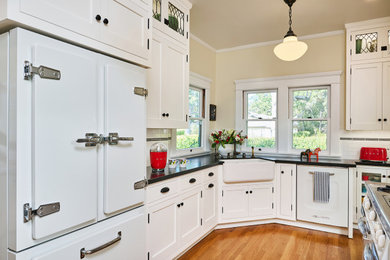 Kitchen photo in Los Angeles
