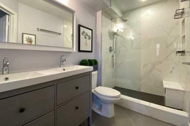 トロントにある高級な中くらいなおしゃれな浴室 (フラットパネル扉のキャビネット、グレーのキャビネット、グレーの壁、磁器タイルの床、グレーの床、白い洗面カウンター、シャワーベンチ、洗面台2つ、独立型洗面台) の写真