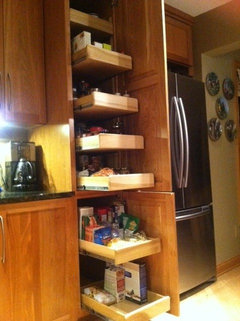 Pantry cabinets: pull-out drawers or shelves?