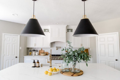 Farmhouse kitchen photo in Dallas