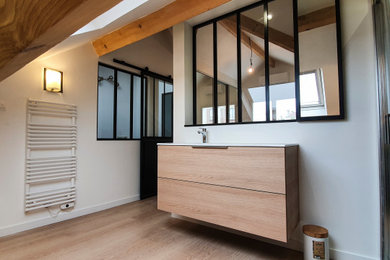 Diseño de cuarto de baño único moderno de tamaño medio con baldosas y/o azulejos grises y encimeras blancas
