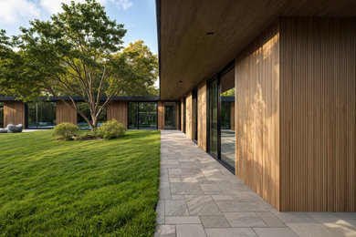 Idee per la villa grande contemporanea con rivestimento in legno, tetto piano, copertura verde e pannelli e listelle di legno