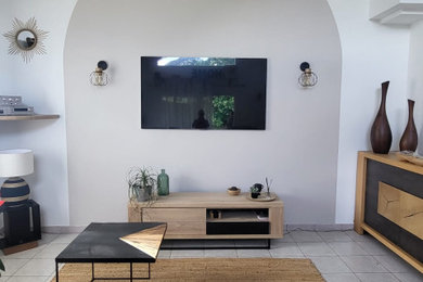 Ejemplo de salón abierto y beige y blanco moderno grande sin chimenea con paredes blancas, televisor colgado en la pared, suelo blanco y vigas vistas