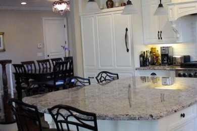 Kitchen - traditional kitchen idea in San Francisco