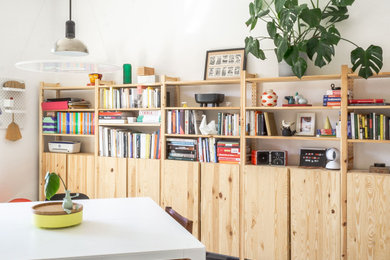 Foto di una sala da pranzo design chiusa e di medie dimensioni con pareti bianche, pavimento in marmo e pavimento multicolore