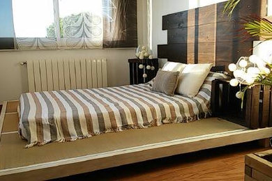Ejemplo de dormitorio principal ecléctico de tamaño medio sin chimenea con paredes blancas y suelo de madera en tonos medios