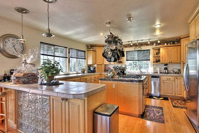 Example of an arts and crafts kitchen design in San Francisco