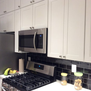 Inspiration för ett litet funkis kök, med en undermonterad diskho, luckor med infälld panel, vita skåp, svart stänkskydd, stänkskydd i tunnelbanekakel, rostfria vitvaror, plywoodgolv, en köksö, beiget golv och bänkskiva i kvartsit