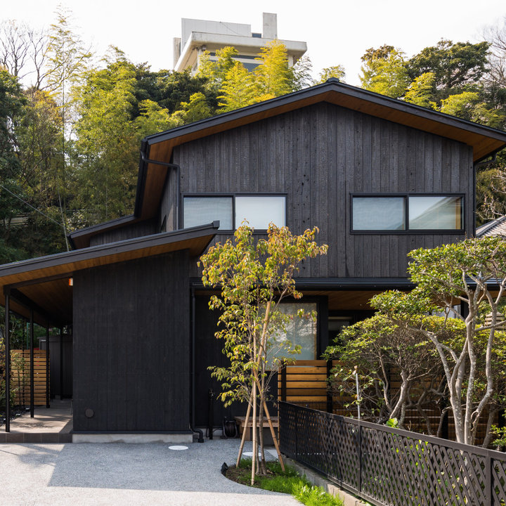 黒い和モダンなおしゃれな家の外観の画像 75選 - 2026 年 7月 | Houzz (ハウズ)