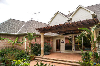 Example of a classic patio design in Dallas
