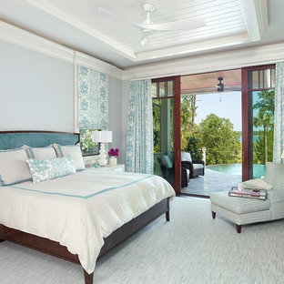 Großes Klassisches Hauptschlafzimmer mit grauer Wandfarbe, Teppichboden und blauem Boden in Charleston