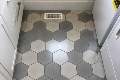 Laundry room - contemporary laundry room idea in New York
