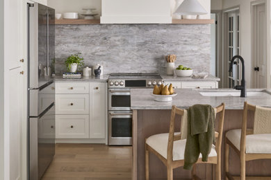 Kitchen - transitional kitchen idea in Toronto