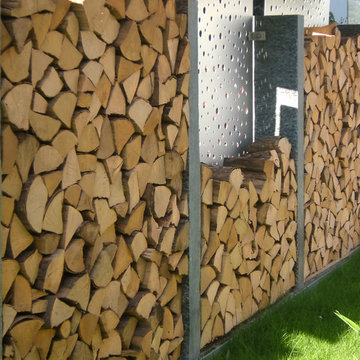 Glas und Edelstahl als Sichtschutz im Garten