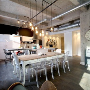 モントリオールの中サイズのインダストリアルスタイルのLDKの画像 (白い壁、濃色無垢フローリング、茶色い床)