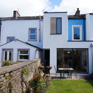 他の地域のコンテンポラリースタイルのおしゃれな家の外観 (漆喰サイディング、陸屋根、タウンハウス) の写真