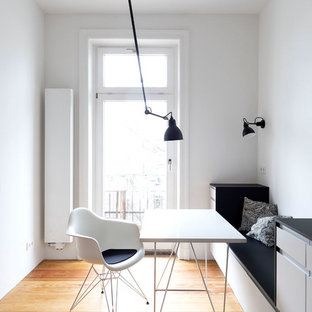 ハンブルクの中サイズのコンテンポラリースタイルのLDKの画像 (白い壁、無垢フローリング、暖炉なし、茶色い床)