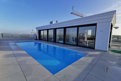 Großer, Gefliester Moderner Pool in rechteckiger Form in Frankfurt am Main
