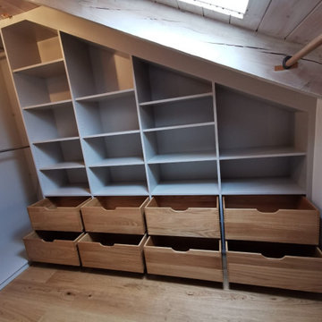 Kleiderschrank an einer Dachschräge