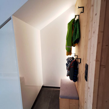 Treppenverbau mit Tagesgarderobe