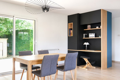 Идея дизайна: кабинет в современном стиле с светлым паркетным полом и встроенным рабочим столом