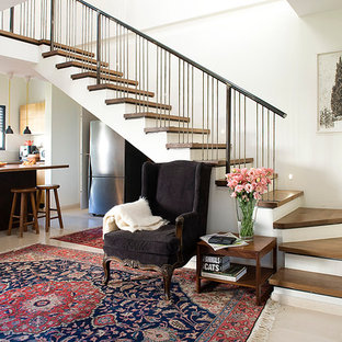 Imagen de escalera ecléctica con escalones de madera