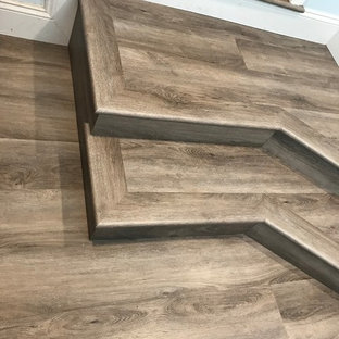 Foto di un piccolo ingresso o corridoio tradizionale con pavimento in vinile, pavimento marrone e pareti blu