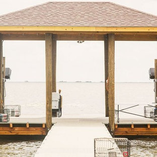 ニューオリンズの大きいビーチスタイルのおしゃれな裏庭のデッキ (桟橋) の写真