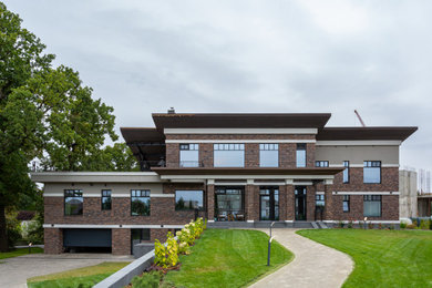 Идея дизайна: коричневый частный загородный дом в стиле лофт с разными уровнями, комбинированной облицовкой и односкатной крышей