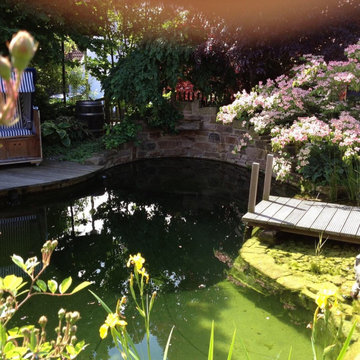 Kleiner Schwimmteich mit Wasserfall, Steg und Stegterrasse