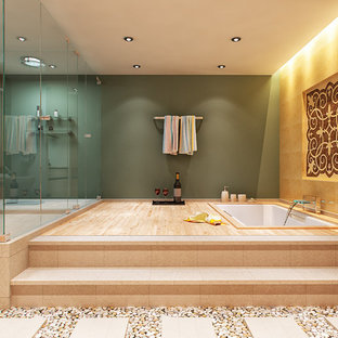 Ispirazione per un'ampia stanza da bagno padronale minimalista con vasca sottopiano, doccia ad angolo, WC monopezzo, piastrelle beige, piastrelle in terracotta e pareti beige