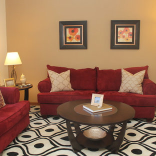 Esempio di un piccolo soggiorno chic aperto con pareti beige, moquette e sala formale