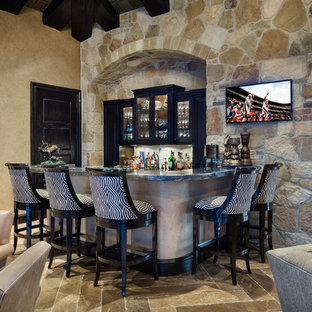 Mediterrane Hausbar mit Bartheke, Glasfronten und dunklen Holzschränken in Houston